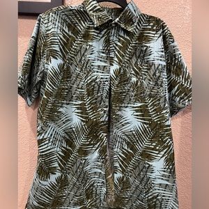 Men’s Van Heusen Tripical short-sleeved collared shirt. Size medium.